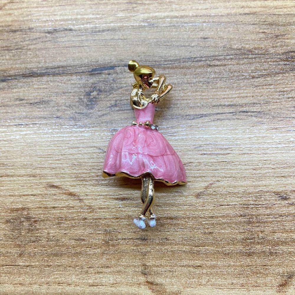 Брошь Балерина в танце платье розовое стразы металл золотистый