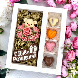 Шоколадный набор "С Днём рождения": Мишка с розами, шоколадка-надпись и 4 конфеты ручной работы