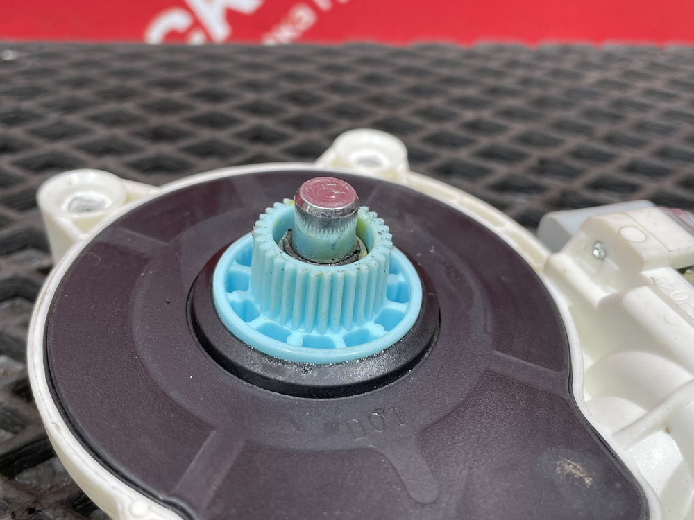 Моторчик стеклоподъемника правый 2023г