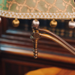 Антикварная настольная лампа с регулируемым кронштейном