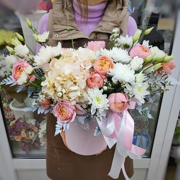 Композиция в шляпной коробке