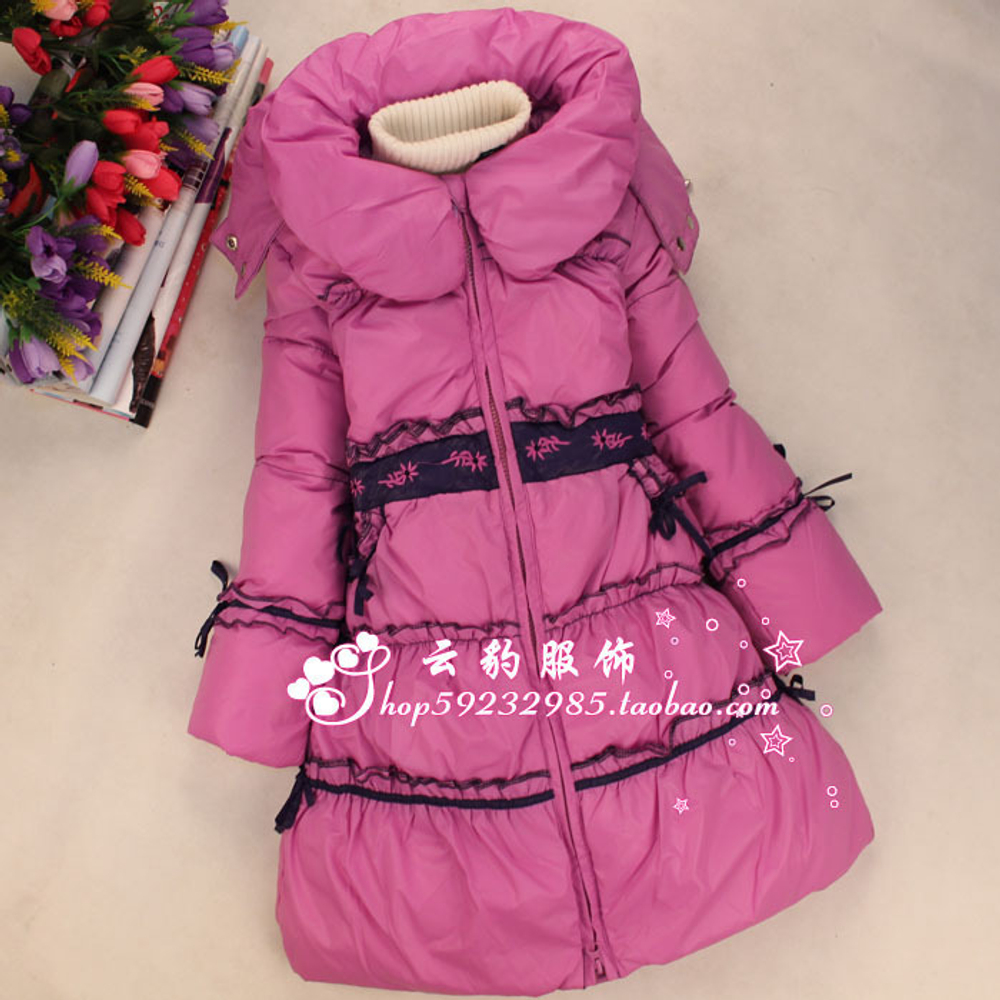 Пуховик однотонный декорирован вышивкой и бантом