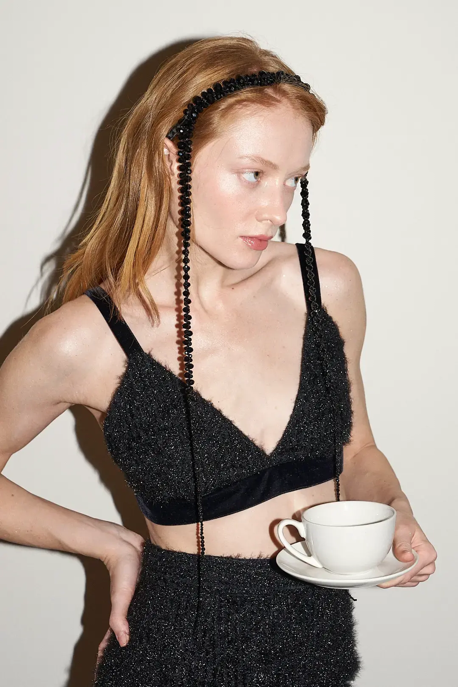 Ободок из черных бусин