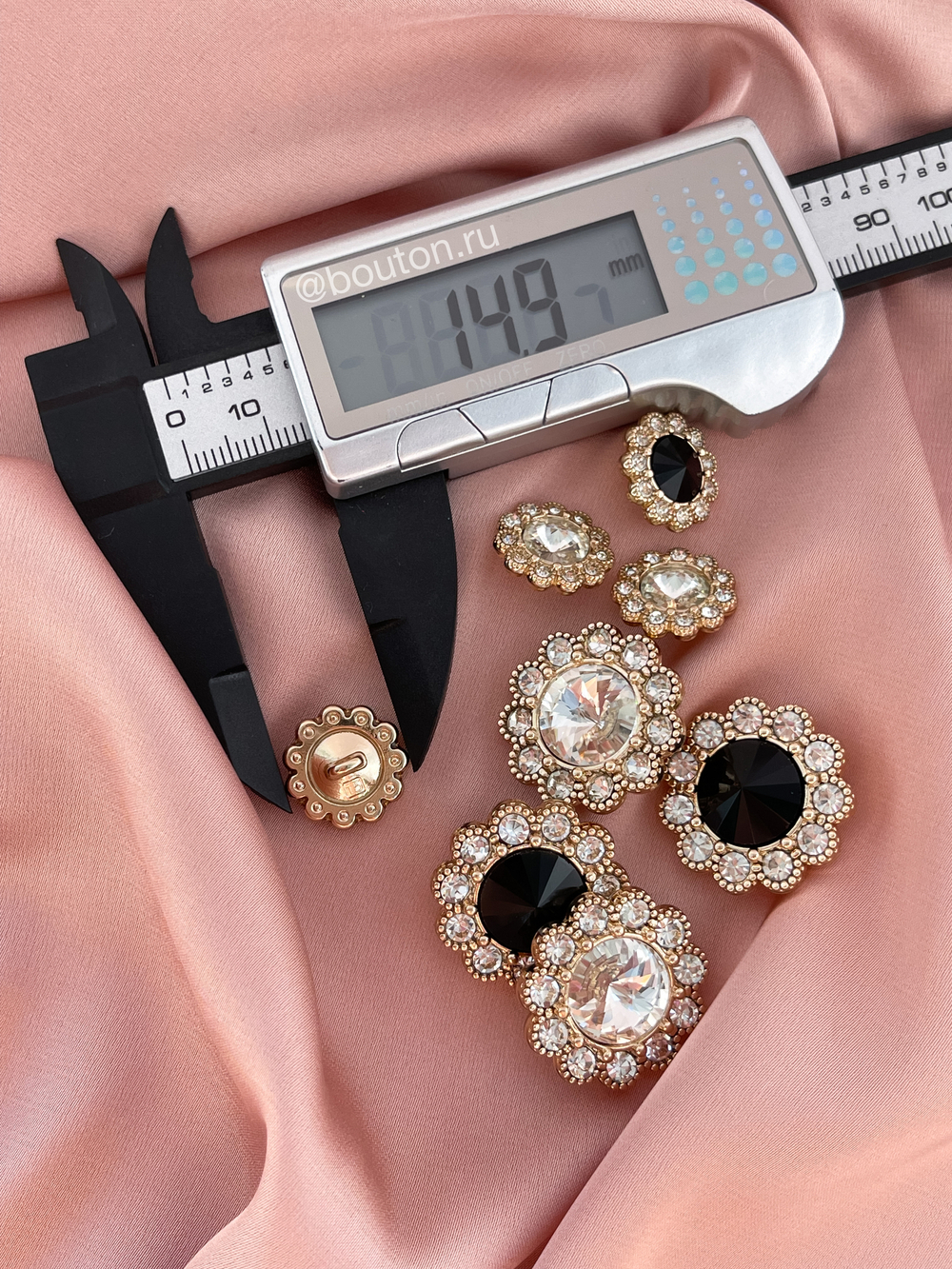 Пуговицы Золотой цветок белые стразы