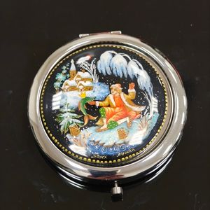 Расписные карманные зеркала с зимними сюжетами