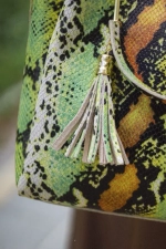 Женская желто-салатовая сумка из натуральной кожи с тиснением питон