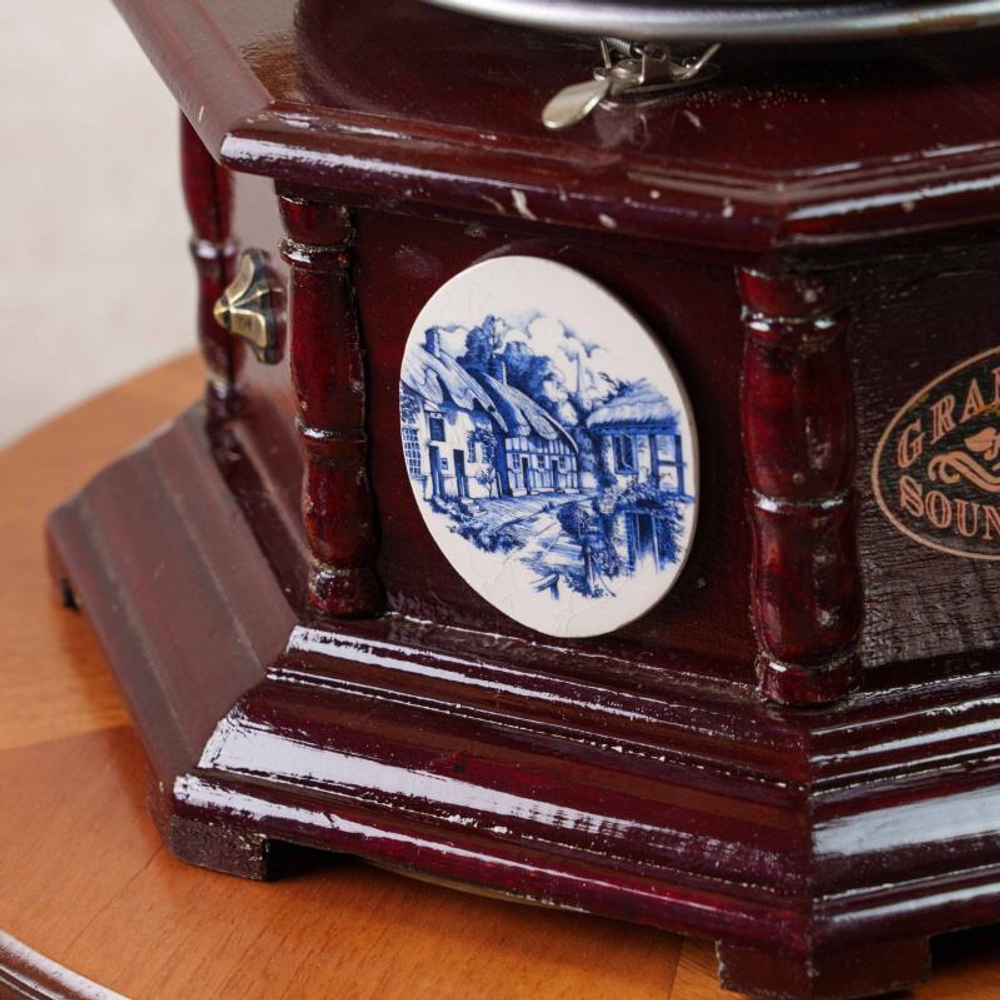 Граммофон с голландской керамикой