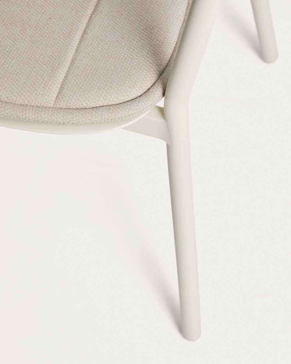 Уличный стул Alimia из алюминия цвета экрю с бежевой веревкой