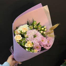 Букет-комплимент из хризантем, кустовой розы и альстромерии