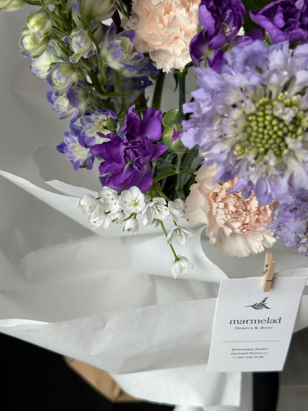 Букет сборный из кустовых пионовидных роз, маттиолы, диантусов и веток прунуса