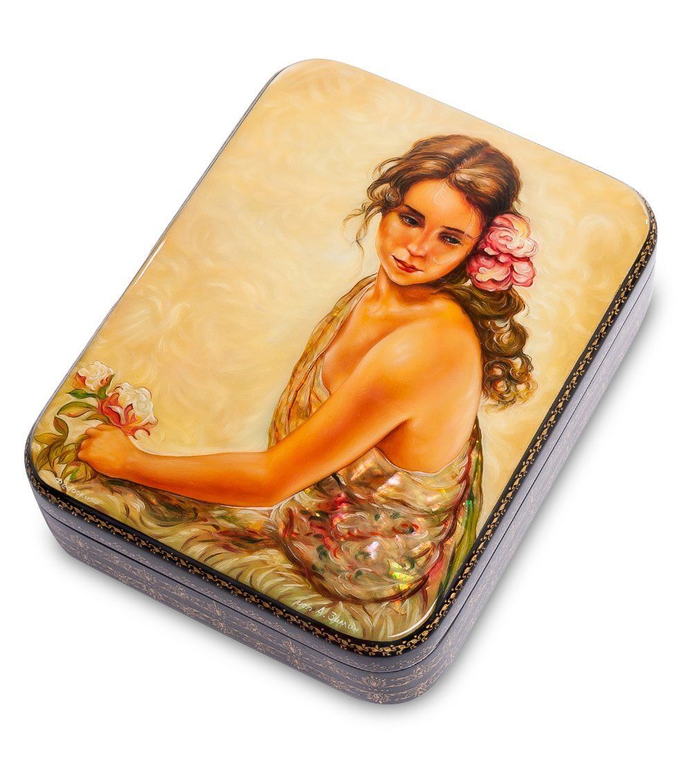 Народные промыслы ШК-35/18 Шкатулка «Девушка с цветком» исп. Зимин А.