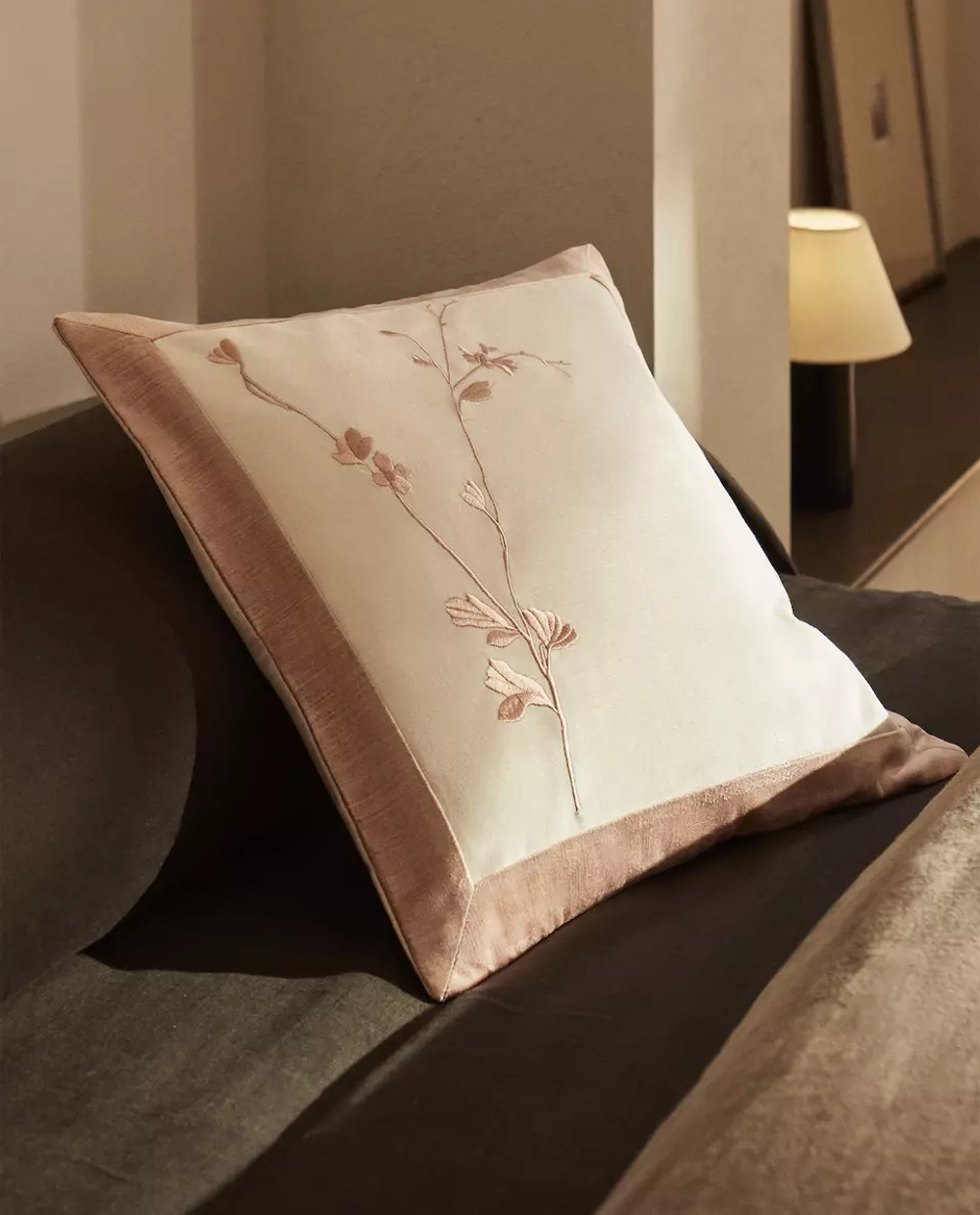 ZARA HOME ХЛОПКОВЫЙ ЧЕХОЛ НА ПОДУШКУ С ЦВЕТОЧНОЙ ВЫШИВКОЙ, ЭКРЮ