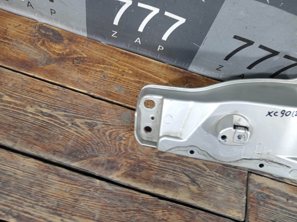 Кронштейн переднего крыла левый Volvo XC90 2 14-нв Б/У Оригинал 31391777