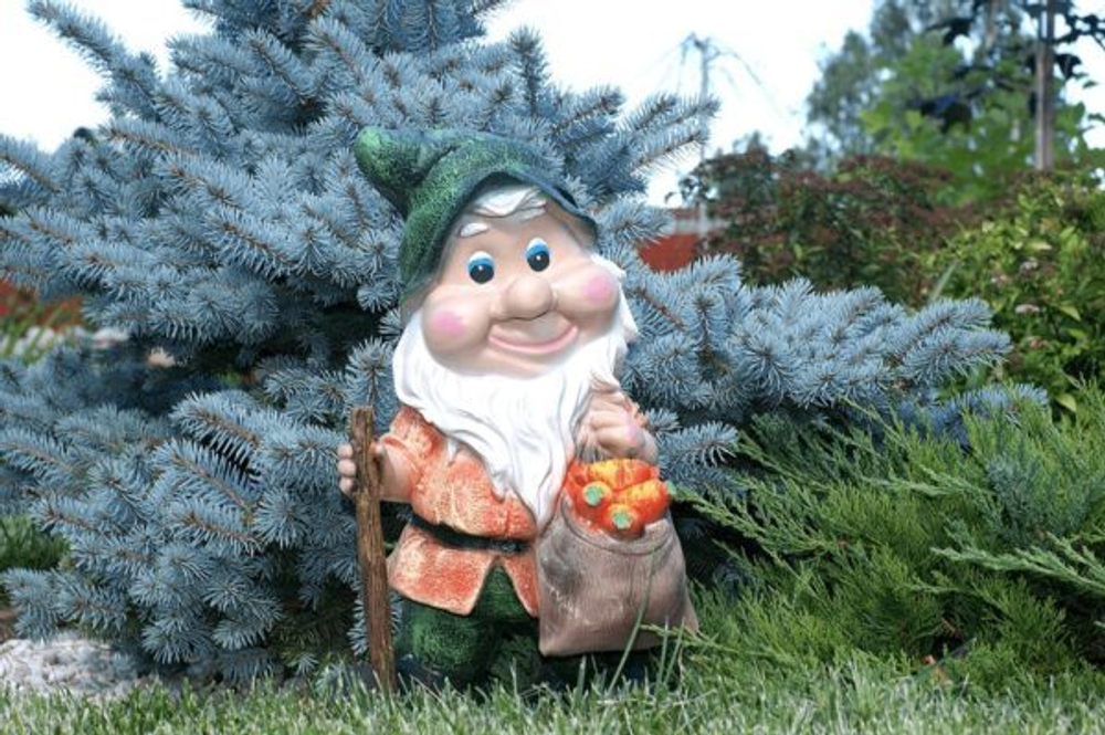 Гном с мешком морковки и палкой