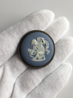 Брошь голубая с Путти Wedgwood