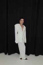 Пиджак приталенный с объемными плечами