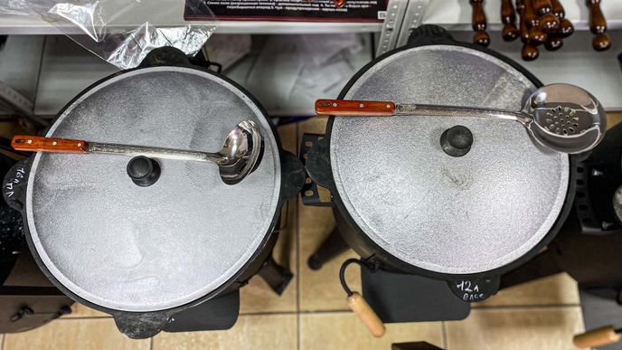 Почему крышка алюминиевая, а казан чугунный?