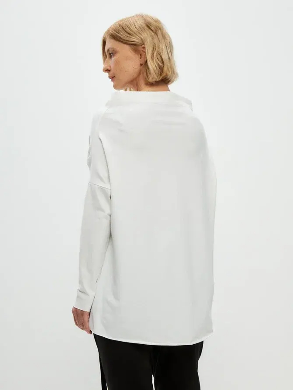 Лонгслив оверсайз с вырезом лодочка экрю