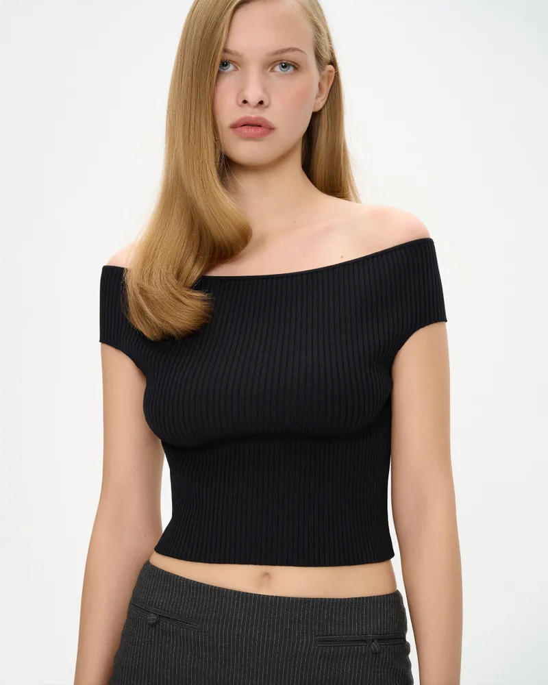 Топ трикотажный с открытыми плечами и короткими рукавами