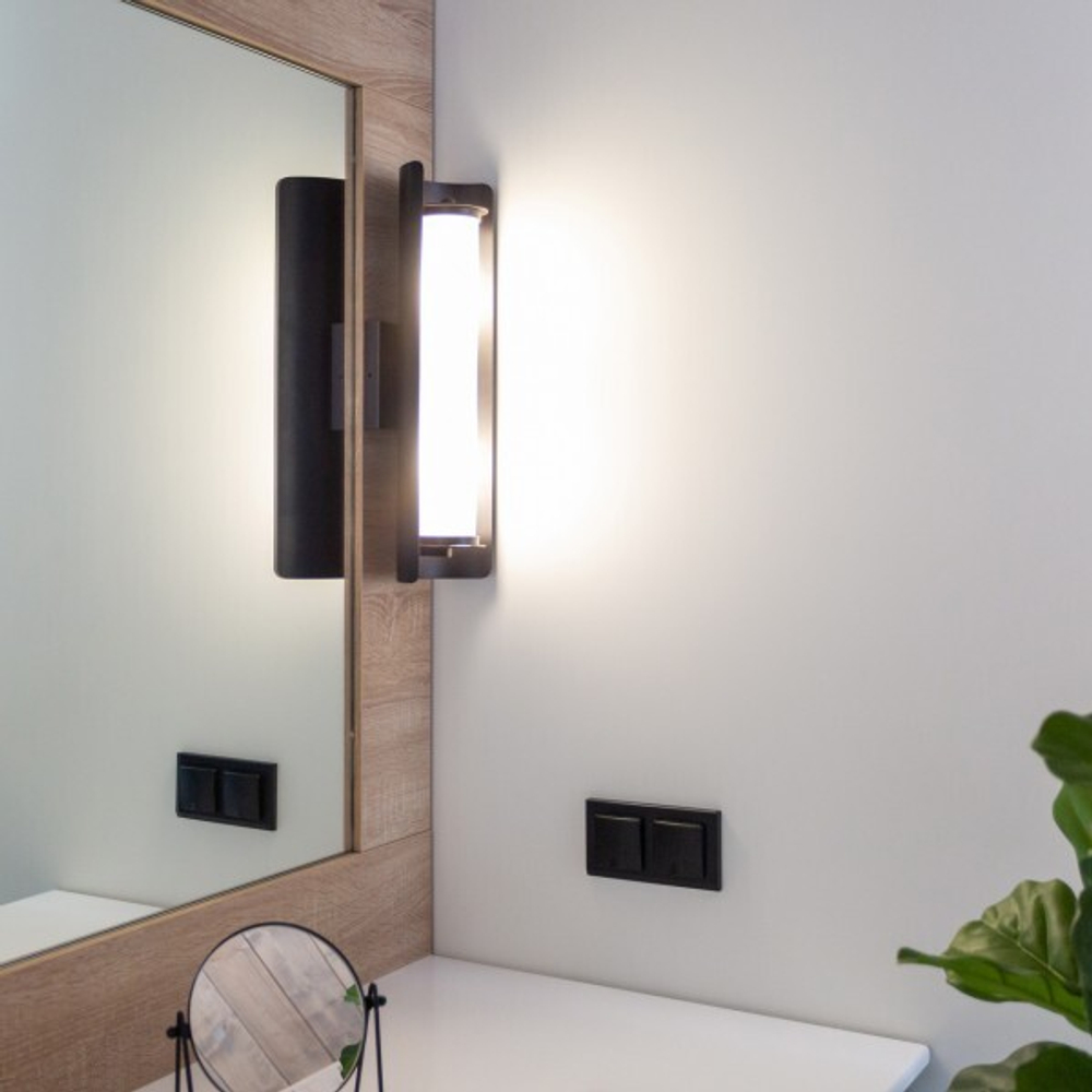 Розетка влагозащ. с зазем. с защит. крышкой и шторками (черный матовый)