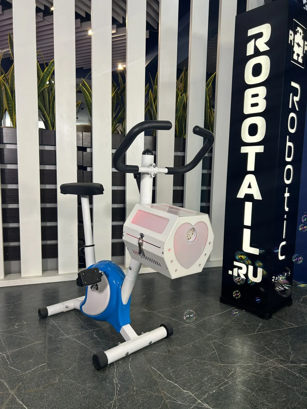 Детский велотренажер с мыльными пузырями