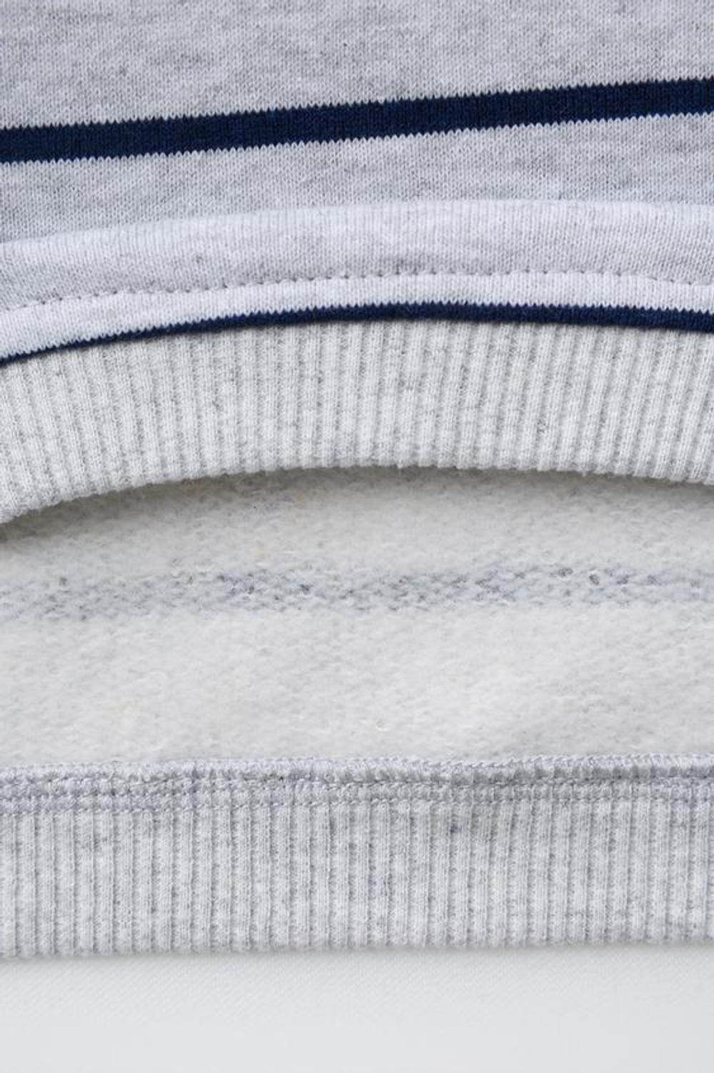 ZARA ТОЛСТОВКА В ПОЛОСКУ С ВЫШИТЫМ МЕДВЕДЕМ, СЕРЫЙ/СИНИЙ