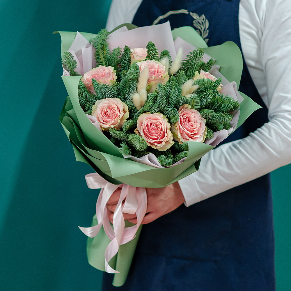 Сборный букет из нобилиса с розовой розой Эквадор