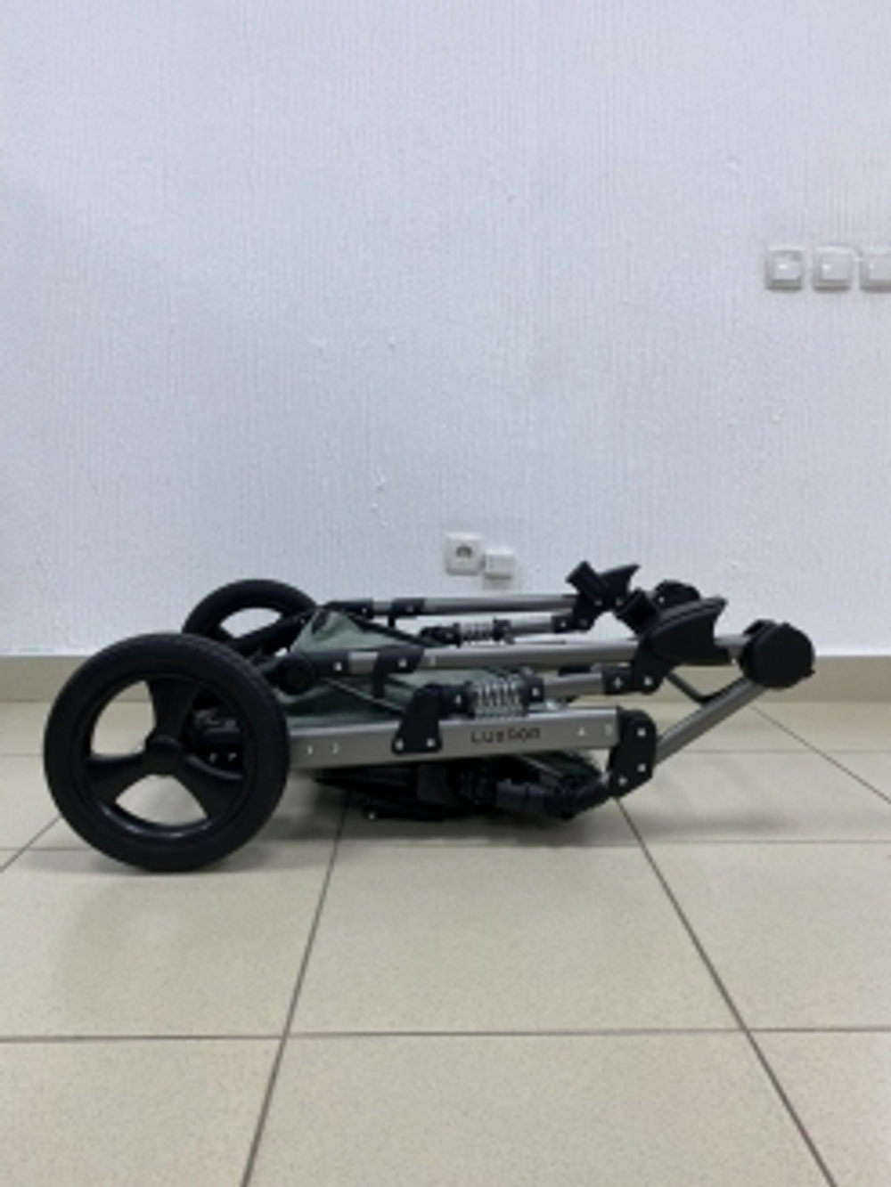 Детская коляска 3в1 LUXMOM 555-W чёрный текстиль