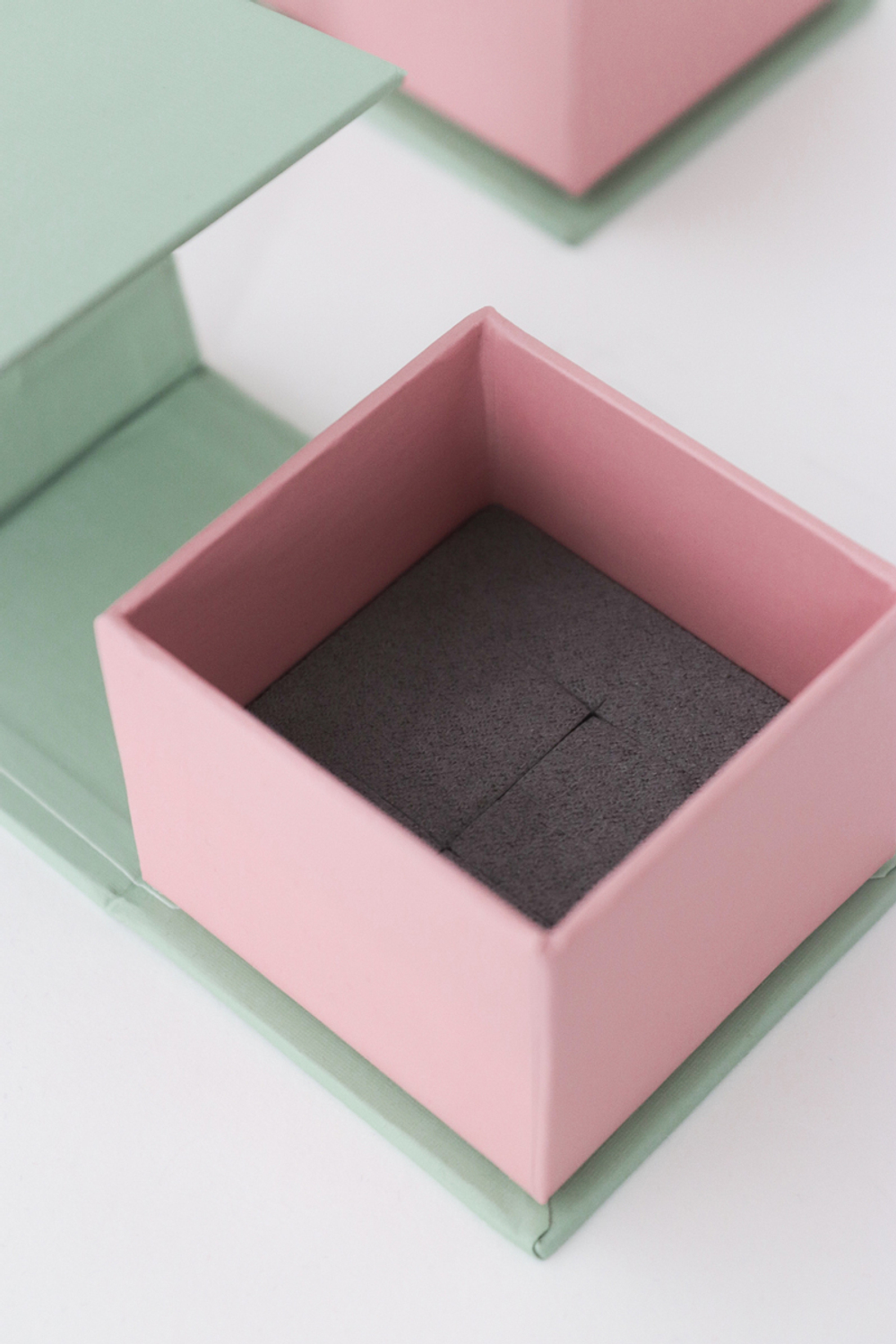 Деталь футляра «ДЖУЛЬЕТТА» 55×55×45 мм, текстура серой замши в ложементе