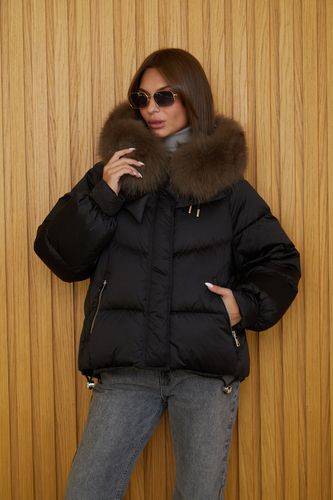 Черный пуховик с меховой отделкой