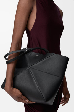 Loewe Средняя сумка-тоут Puzzle Fold из мягкой зернистой телячьей кожи, черный