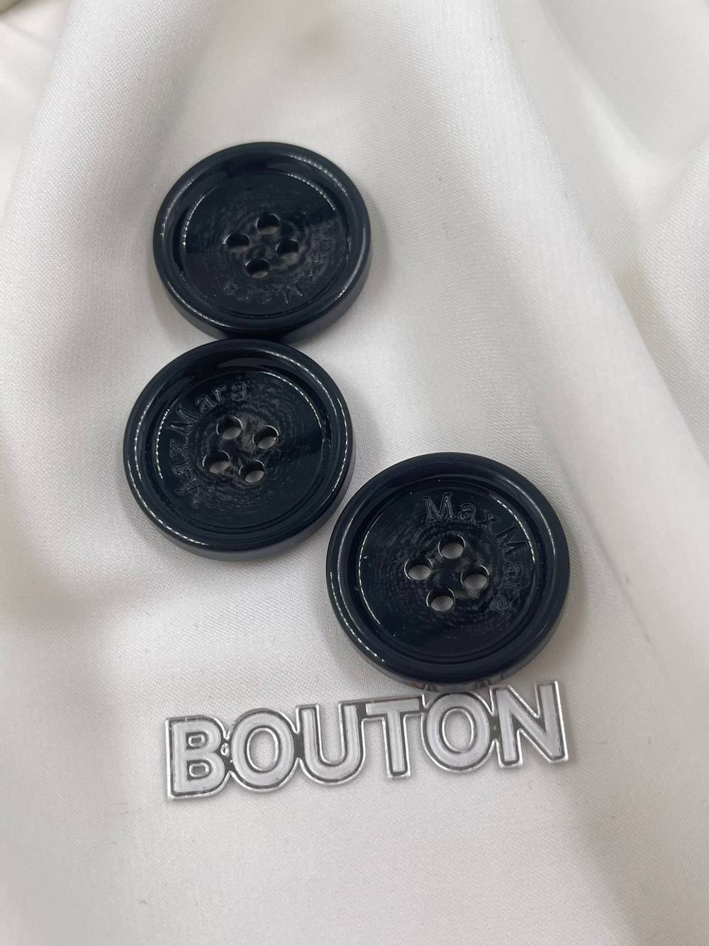 Пуговицы МаксМ черные с прожилками