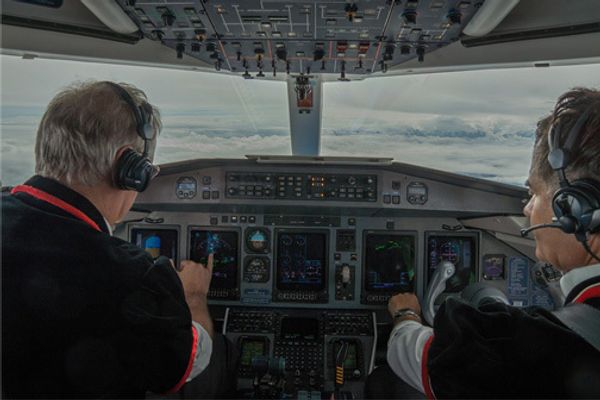 Контактные линзы для профессий с особыми требованиями: решения для пилотов, хирургов и IT-специалистов