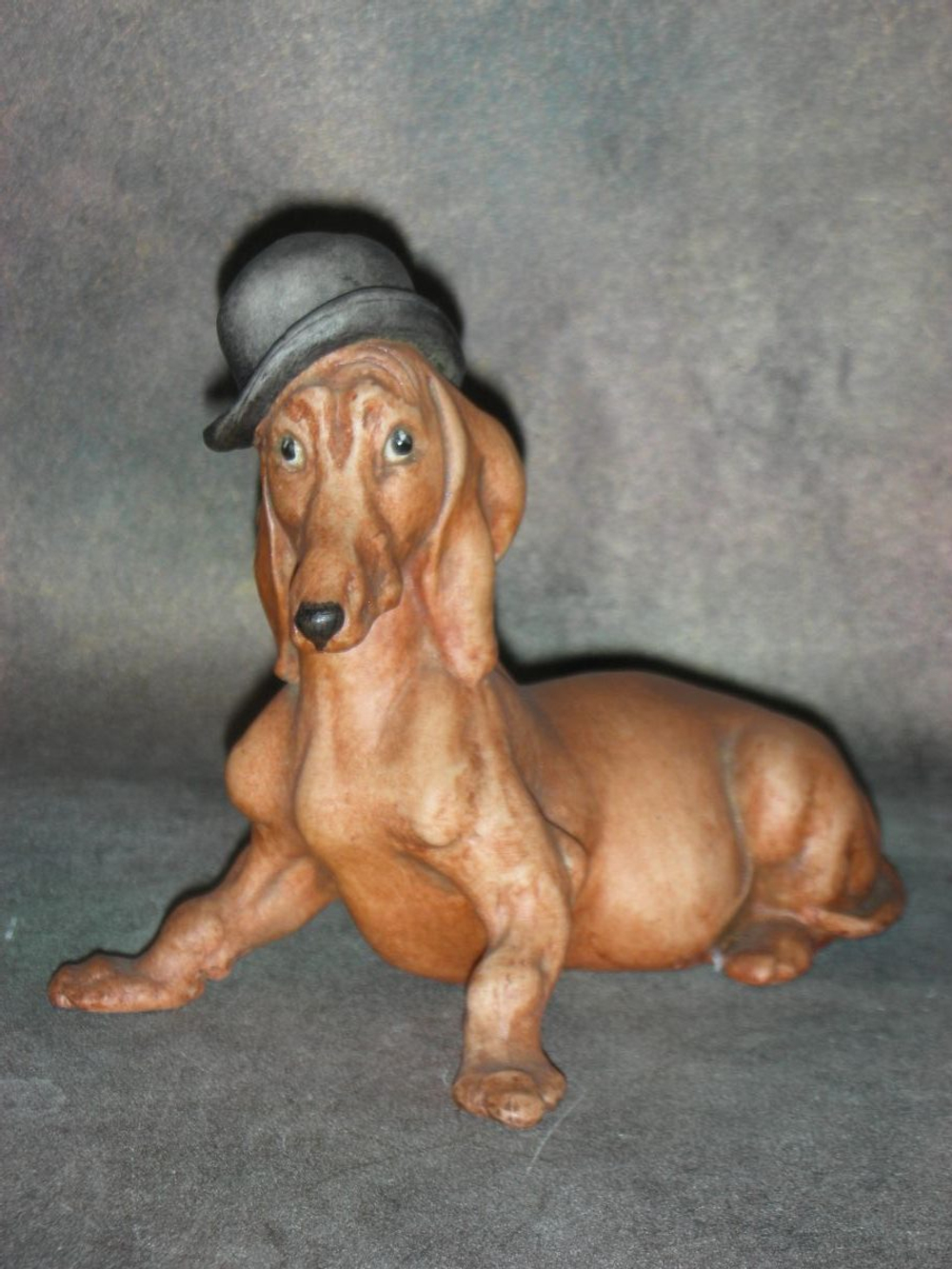 Статуэтка. Фарфор. Собака Такса в цилиндре. Capodimonte. Италия