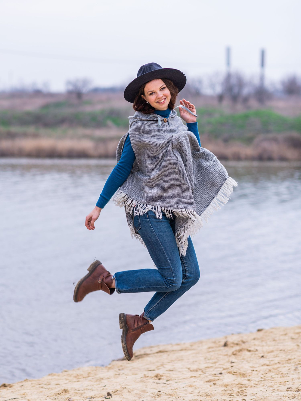 Пончо шерстяное с капюшоном (светло-серое)