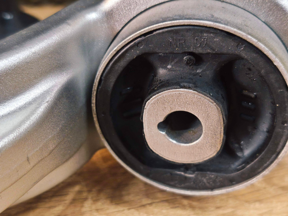 Левый поперечный рычаг передней подвески Audi A6 C7