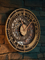 Настенные часы WOODandROOT Automaton Prague с латунными шестерёнками на фоне каменной стены, вечерний тёплый свет и индустриальная атмосфера