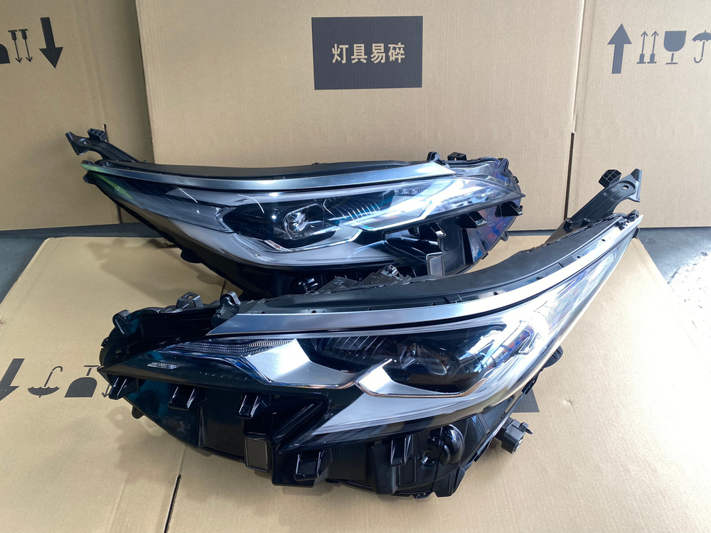 Передний LED-фара Toyota Sienna 2022 оригинал