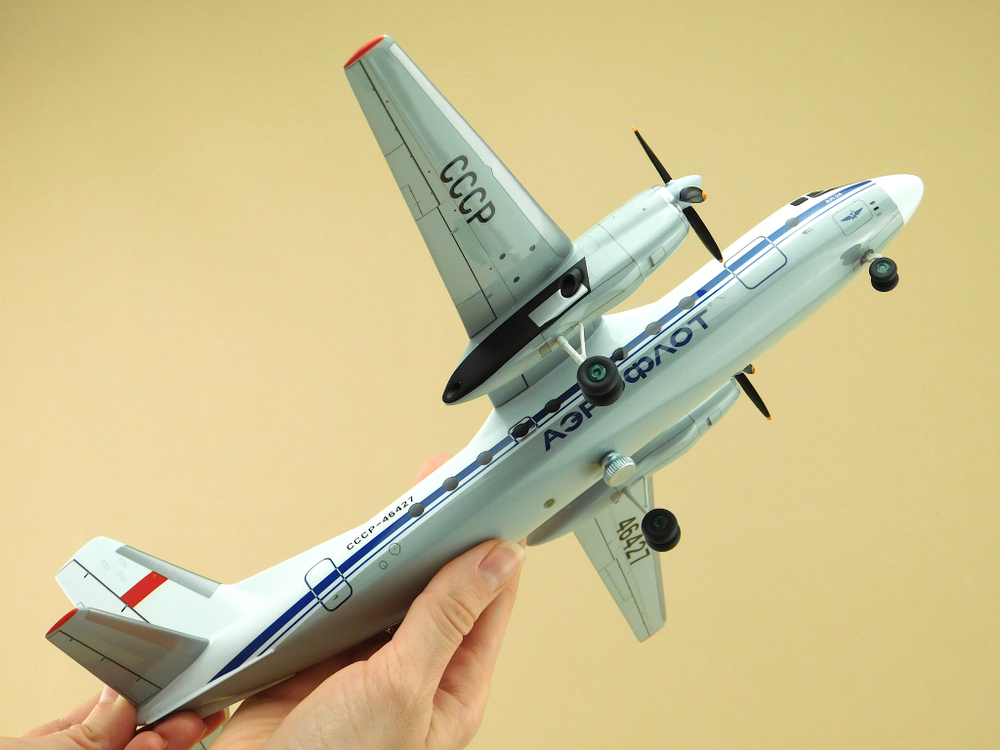 Модель самолета Ан-24 (М1:72, Аэрофлот СССР-46427, с шасси)