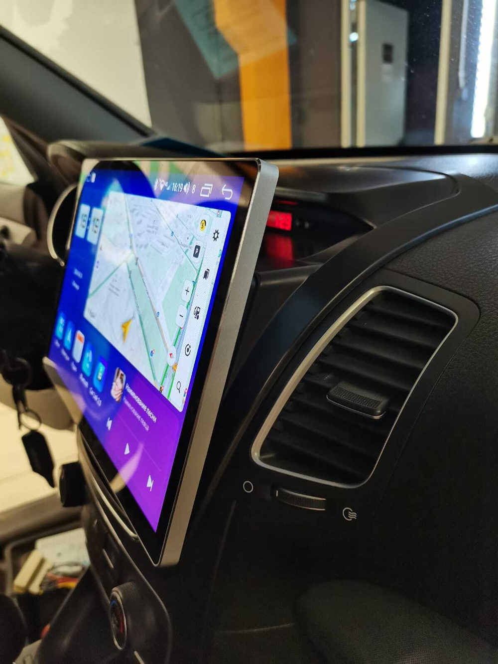 Магнитола для KIA Sorento 2 XM 2012-2020 (отдельный экран климата, без штатной КЗВ) - Teyes CC3-2K-360 монитор 13" 2K QLED на Android 10, 6/128Гб, CarPlay, 4G SIM-слот, 4 камеры в комплекте