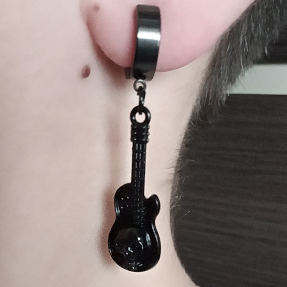 Серьга кольцо (1 шт.) "Гитара с черепом" (30х10мм) для пирсинга уха. Медицинская сталь, титановое покрытие