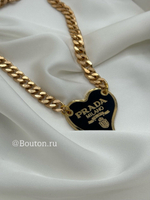 Колье Прад. золотистое с черным лого в форме сердечка