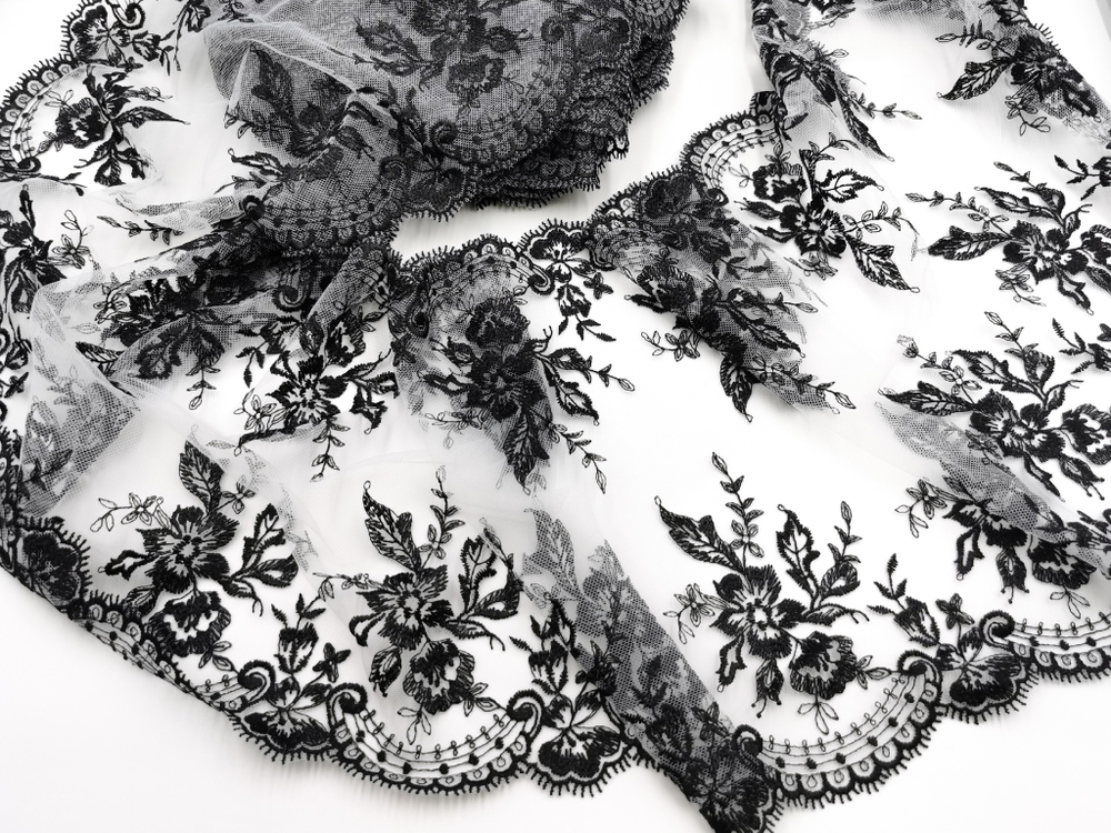 Вышивка на сетке, 24 см, черные цветы на белом фоне (Артикул: VS-2026), м