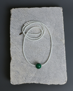 Нить из кахолонга с акцентной бусиной из малахита