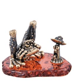 Народные промыслы AM- 604 Фигурка «Лягушка и волшебный грибочек» (латунь, янтарь)