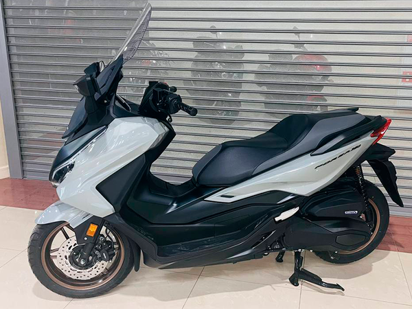Встречайте стильный и комфортный байк Honda Forza 350 в Москве!