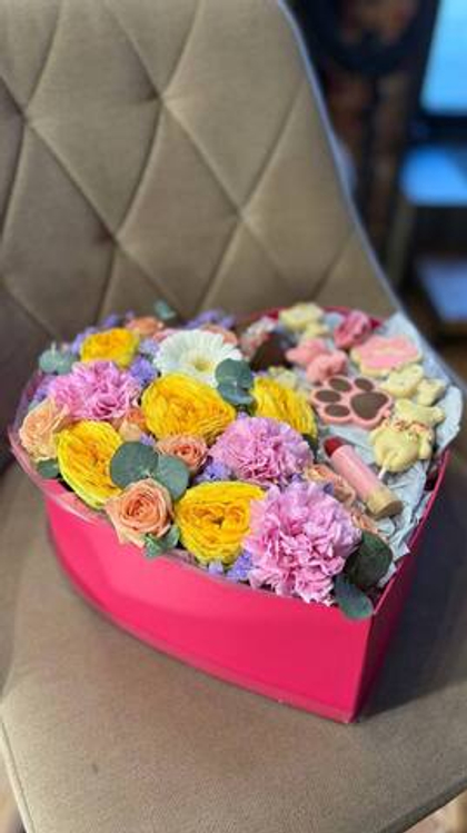 Коробка сердце с цветами и сладостями на ваш вкус (макаруны, моти, конфеты, клубника в шоколаде)