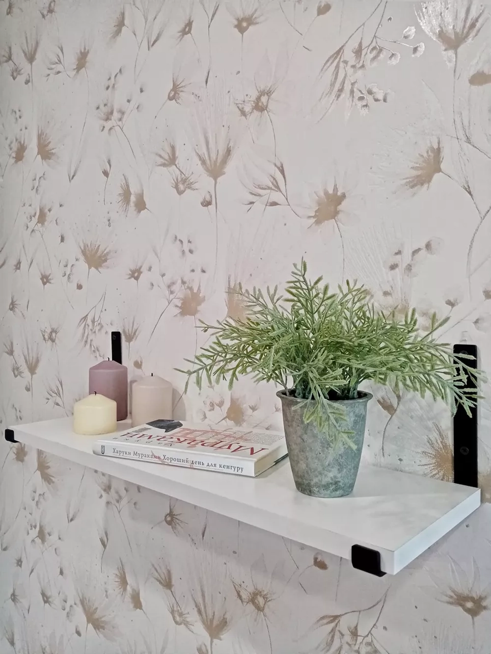 Полка настенная прямая на кронштейнах