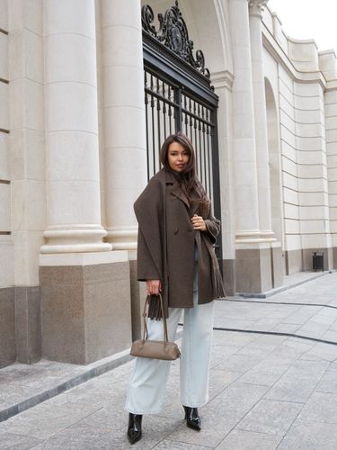 Укороченное пальто с шарфом в коричневом цвете