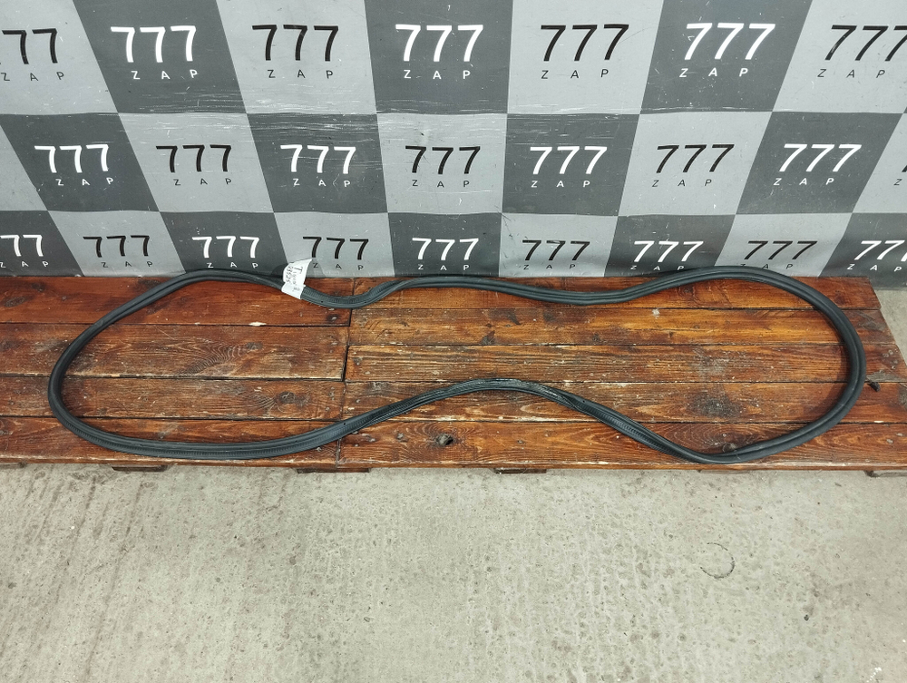 Уплотнитель багажника Volkswagen Tiguan 2 16-нв Б/У Оригинал 5NA827705